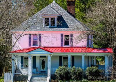Roanoke, VA home with red and black shingles installed by Commonwealth Roofing Specialists